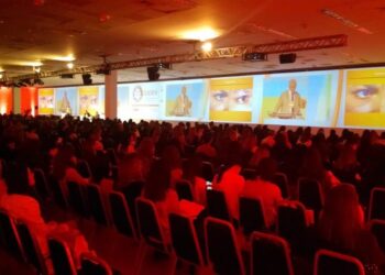Plateia assiste a apresentação em auditório cheio