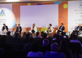 Secretária de Política Regulatória do MDIC comenta PRO-REG no Congresso da ABAR