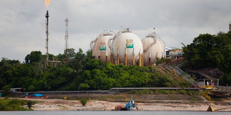 Regulamentação de serviço de armazenagem por produtores de derivados de petróleo e gás é debatida em audiência pública