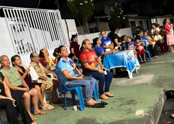 Após atuação da Prefeitura de Manaus, iluminação é restabelecida e comunidade realiza missa e novena noturna no Japiim