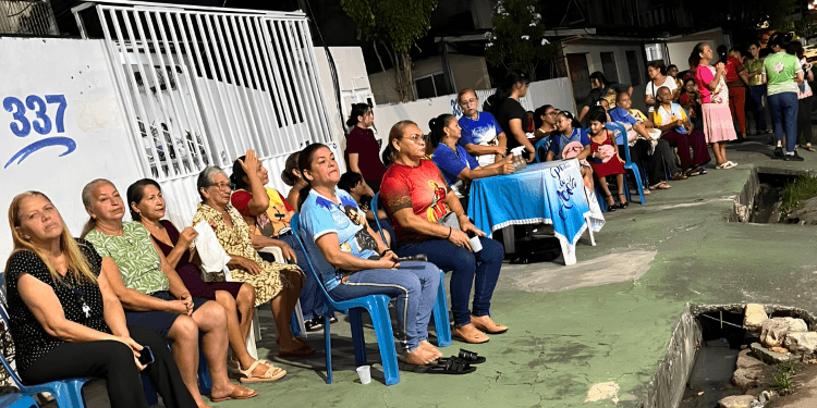 Após atuação da Prefeitura de Manaus, iluminação é restabelecida e comunidade realiza missa e novena noturna no Japiim